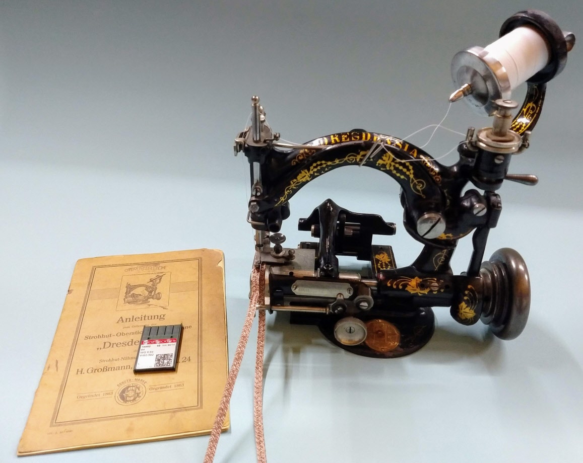 "DRESDENSIA B" antique strawbraid sewing machine