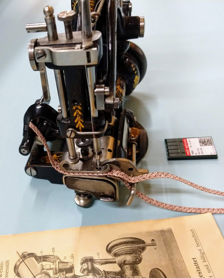 "DRESDENSIA B" antique strawbraid sewing machine