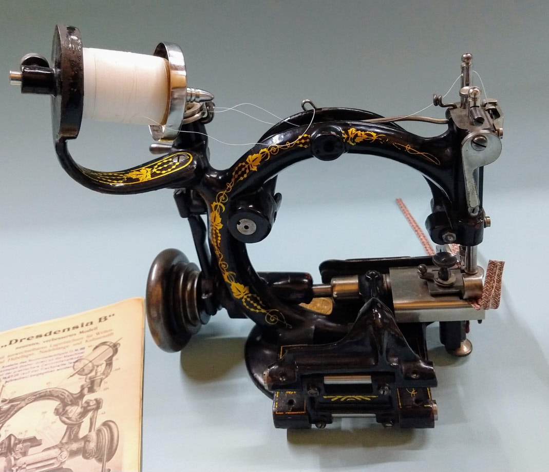 "DRESDENSIA B" antique strawbraid sewing machine